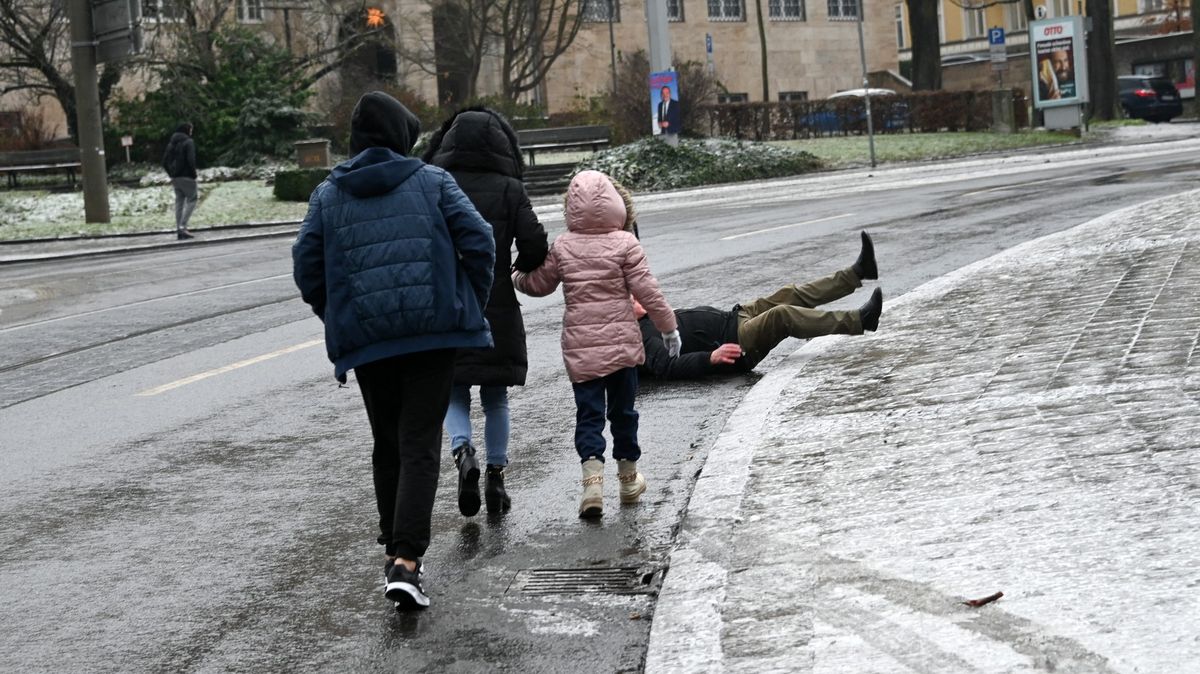 Fotky z Německa v sevření ledovky: V Hamburku měli ráno 200 nehod a úrazů
